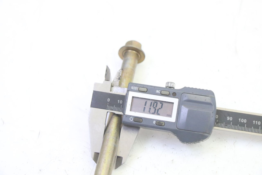 photo de AXE ROUE AVANT KYMCO AGILITY NAKED RENOUVO 2T 50 (2011 - 2018) - Gros plan technique