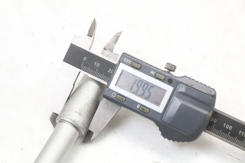 photo de AXE ROUE AVANT APRILIA SR MOTARD 50 (2012 - 2018) - Gros plan technique