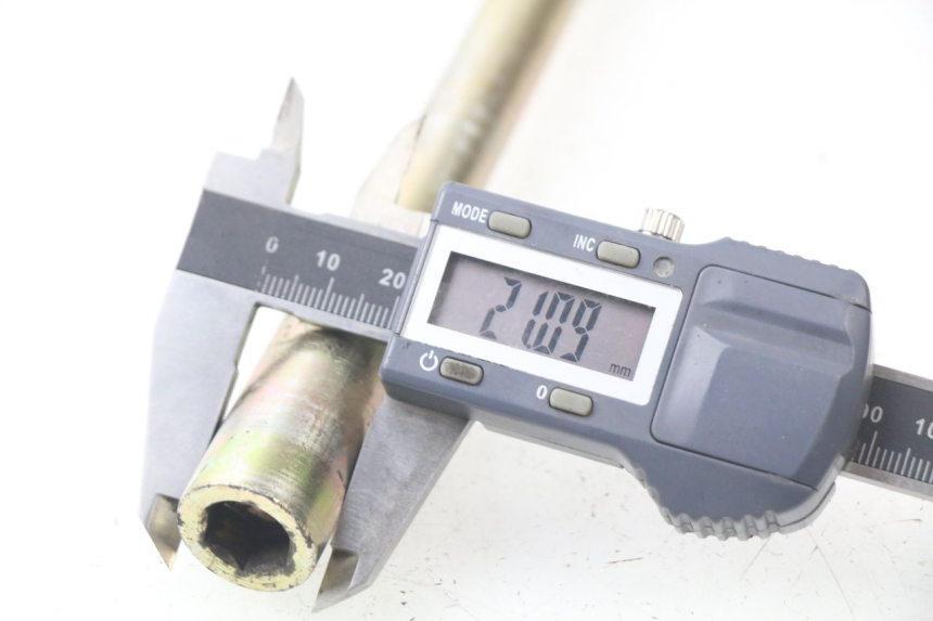 photo de AXE ROUE AVANT HYOSUNG AQUILA GV 125 (2009 - 2016) - Détail de la pièce