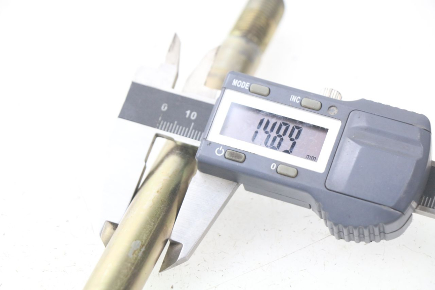 photo de AXE ROUE AVANT HYOSUNG AQUILA GV 125 (2009 - 2016) - Zoom état d’usage