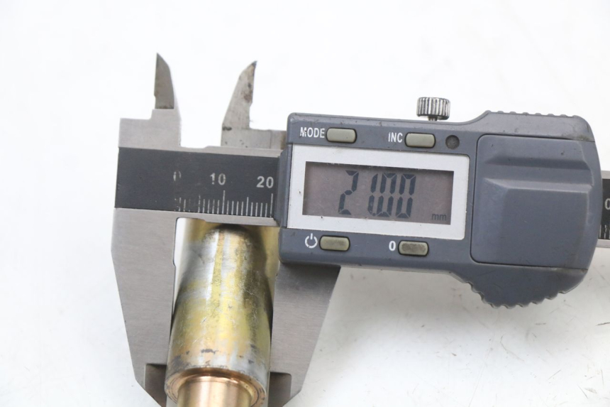 photo de AXE ROUE AVANT HYOSUNG GV AQUILA 125 (2000 - 2009) - Autre angle de vue