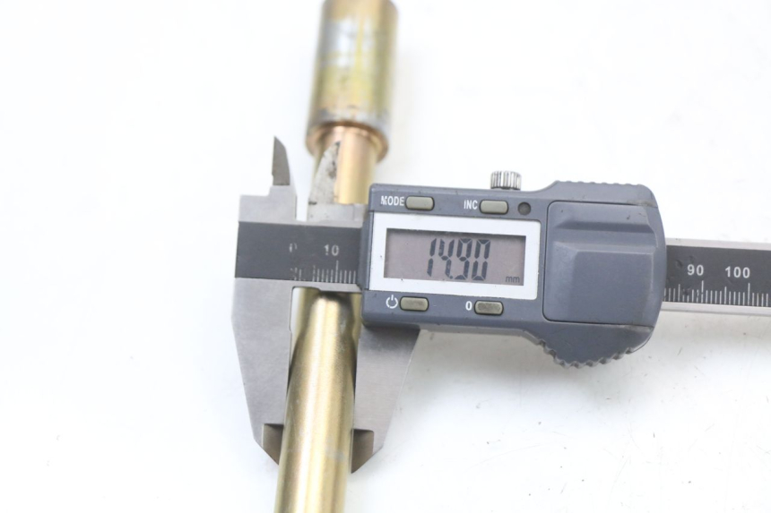 photo de AXE ROUE AVANT HYOSUNG GV AQUILA 125 (2000 - 2009) - Gros plan technique