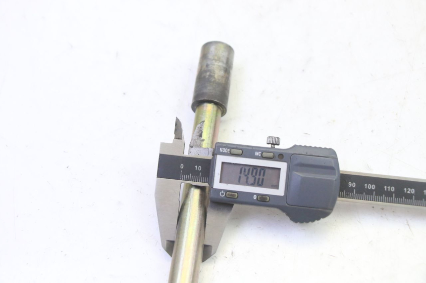 photo de AXE ROUE AVANT HYOSUNG GV AQUILA 125 (2000 - 2009) - Gros plan technique