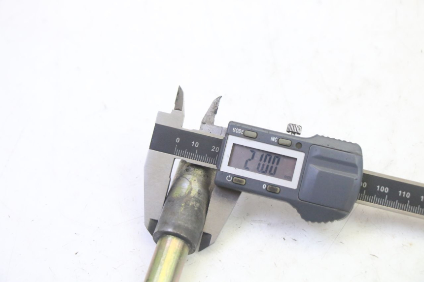 photo de AXE ROUE AVANT HYOSUNG GV AQUILA 125 (2000 - 2009) - Vue d’ensemble