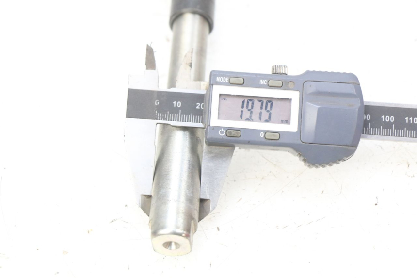 photo de AXE ROUE AVANT ROYAL ENFIELD BULLET CLASSIC 500 (2017 - 2020) - Autre angle de vue