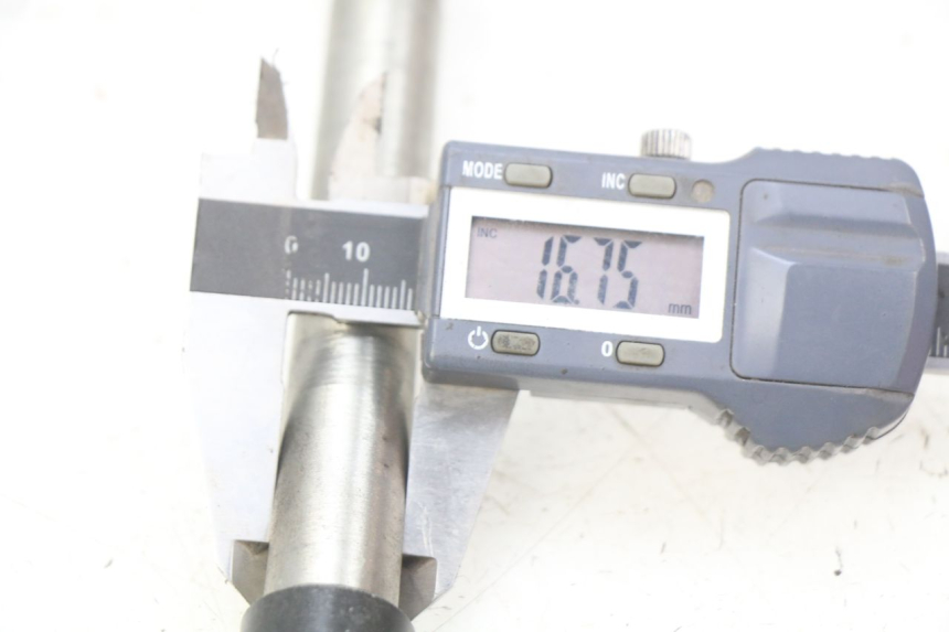 photo de AXE ROUE AVANT ROYAL ENFIELD BULLET CLASSIC 500 (2017 - 2020) - Gros plan technique