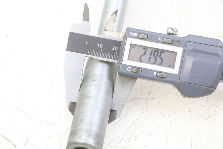 photo de AXE ROUE AVANT SUZUKI BURGMAN 650 (2002 - 2004) - Détail de la pièce