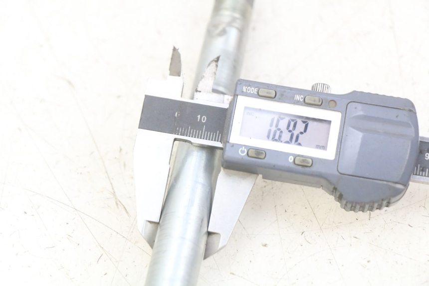 photo de AXE ROUE AVANT SUZUKI BURGMAN 650 (2002 - 2004) - Zoom état d’usage