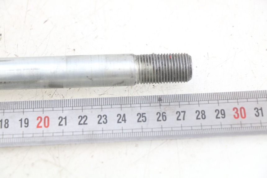 photo de AXE ROUE AVANT SUZUKI BURGMAN 650 (2002 - 2004) - Gros plan technique