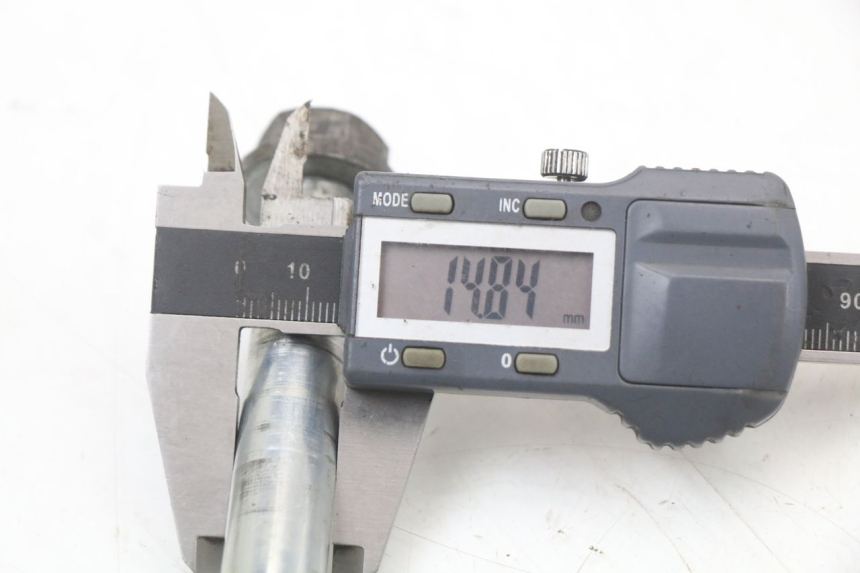 photo de AXE ROUE AVANT PEUGEOT BUXY 50 (1993 - 1998) - Autre angle de vue