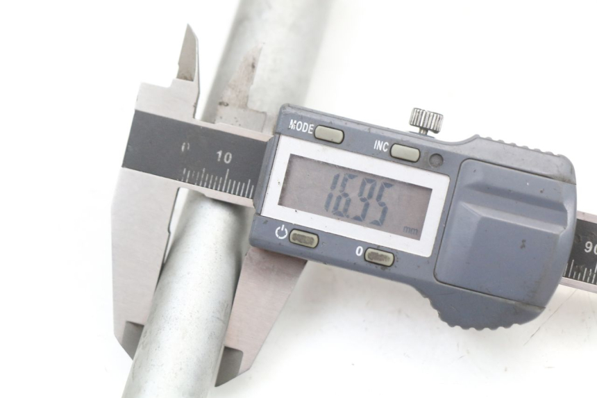 photo de AXE ROUE AVANT BMW C1 125 (2000 - 2003) - Gros plan technique