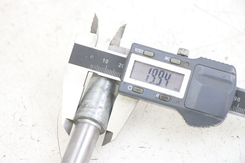 photo de AXE ROUE AVANT HONDA CA REBEL 125 (1995 - 2001) - Autre angle de vue