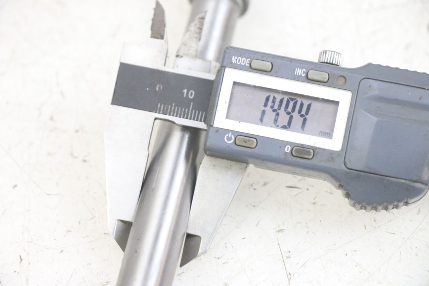 photo de AXE ROUE AVANT HONDA CA REBEL 125 (1995 - 2001) - Gros plan technique