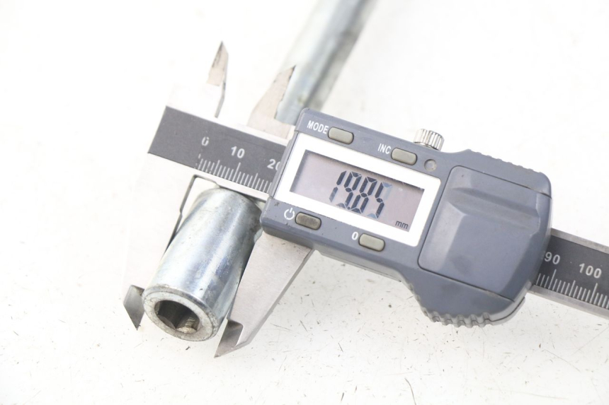 photo de AXE ROUE AVANT PIAGGIO CARNABY 125 (2007 - 2011) - Autre angle de vue