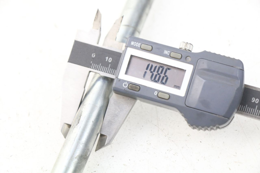 photo de AXE ROUE AVANT PIAGGIO CARNABY 125 (2007 - 2011) - Gros plan technique