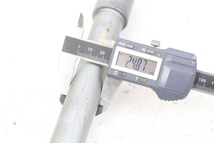 photo de AXE ROUE AVANT HONDA CB R 1000 (2018 - 2023) - Zoom état d’usage