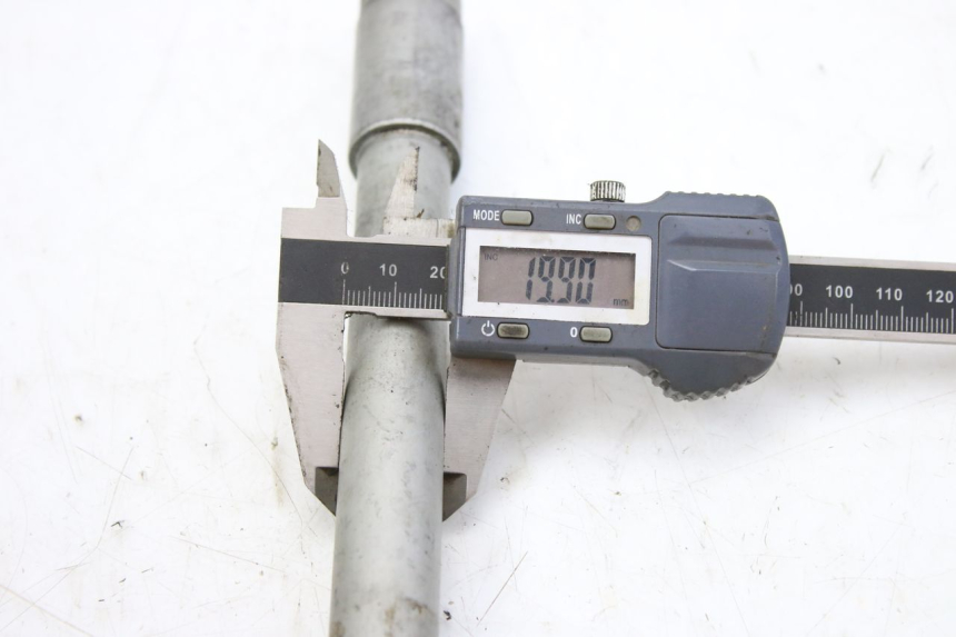 photo de AXE ROUE AVANT HONDA CBF 500 (2004 - 2007) - Points de fixation