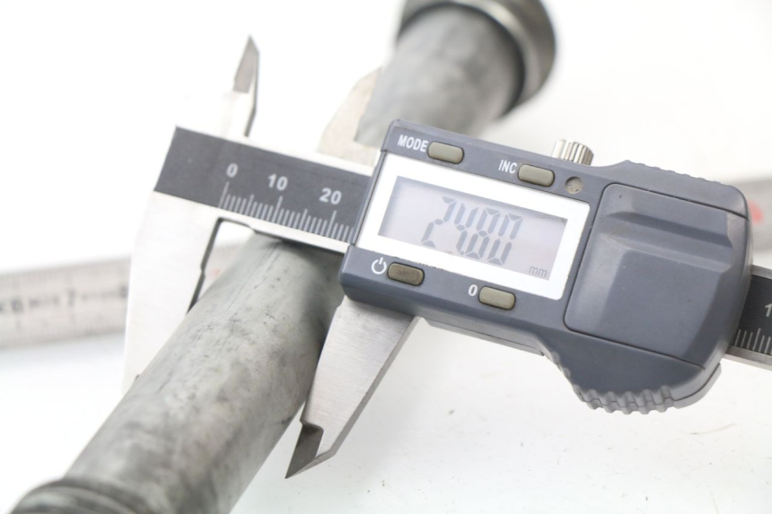 photo de AXE ROUE AVANT HONDA CBR 929 RR FIREBLADE 900 (2000 - 2001) - Zoom état d’usage