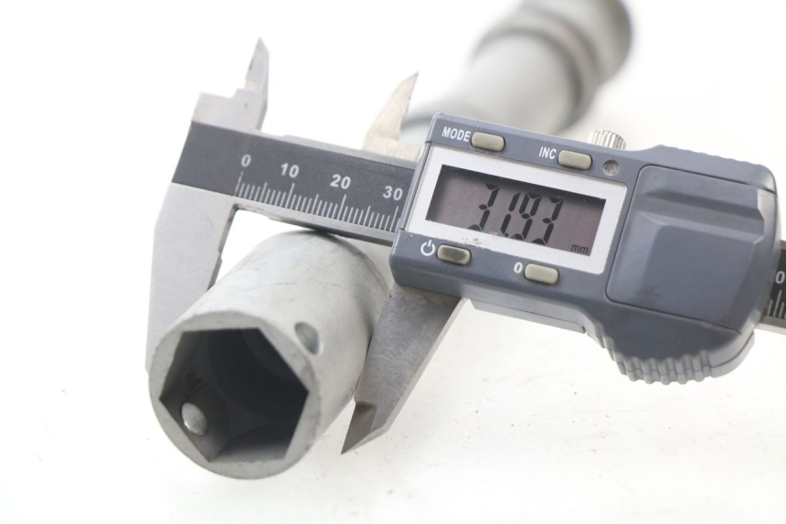 photo de AXE ROUE AVANT HONDA CBR RR FIREBLADE 1000 (2006 - 2007) - Zoom état d’usage