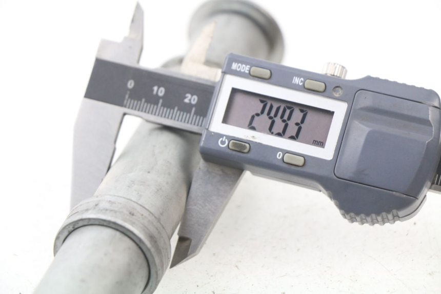 photo de AXE ROUE AVANT HONDA CBR RR FIREBLADE 1000 (2006 - 2007) - Autre angle de vue