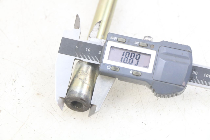 photo de AXE ROUE AVANT PEUGEOT CITYSTAR AIR 125 (2014 - 2017) - Autre angle de vue