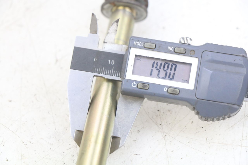 photo de AXE ROUE AVANT PEUGEOT CITYSTAR AIR 125 (2014 - 2017) - Gros plan technique