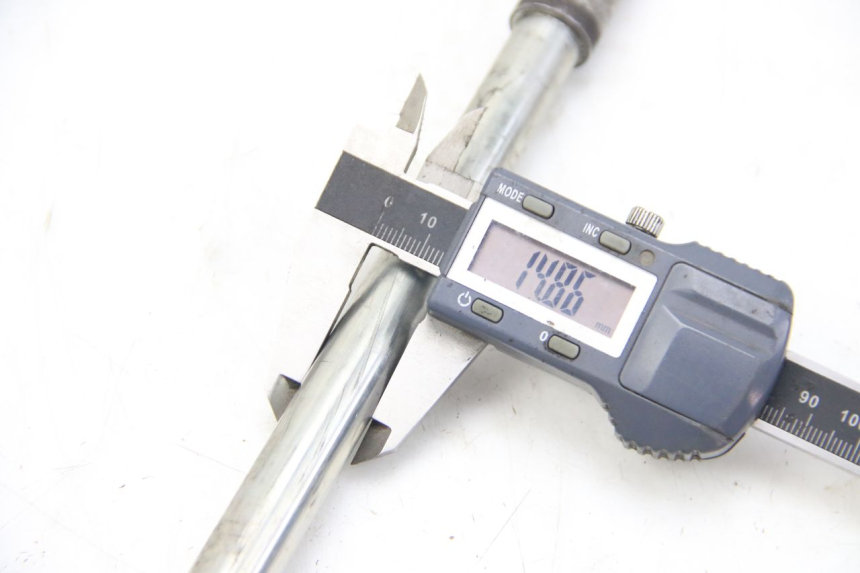 photo de AXE ROUE AVANT PEUGEOT CITYSTAR 125 (2011 - 2017) - Autre angle de vue