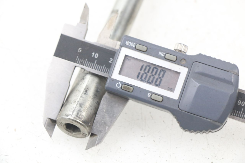 photo de AXE ROUE AVANT PEUGEOT CITYSTAR 50 (2013 - 2017) - Autre angle de vue