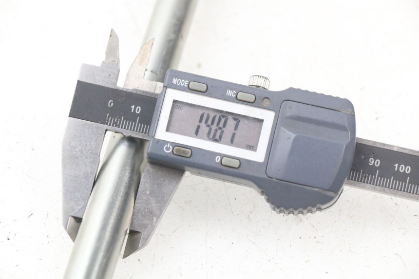 photo de AXE ROUE AVANT PEUGEOT CITYSTAR 50 (2013 - 2017) - Gros plan technique