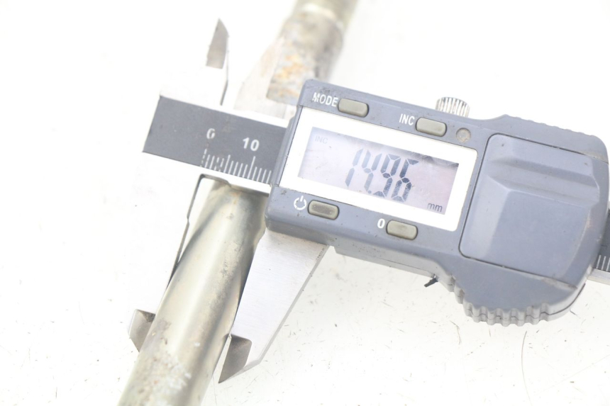 photo de AXE ROUE AVANT PEUGEOT CITYSTAR 50 (2013 - 2017) - Autre angle de vue