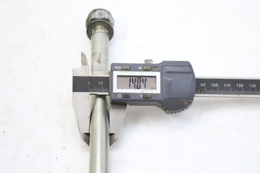 photo de AXE ROUE AVANT PEUGEOT CITYSTAR 50 (2013 - 2017) - Gros plan technique