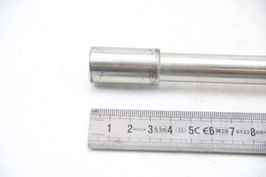 photo de AXE ROUE AVANT PEUGEOT CITYSTAR 50 (2013 - 2017) - Gros plan technique