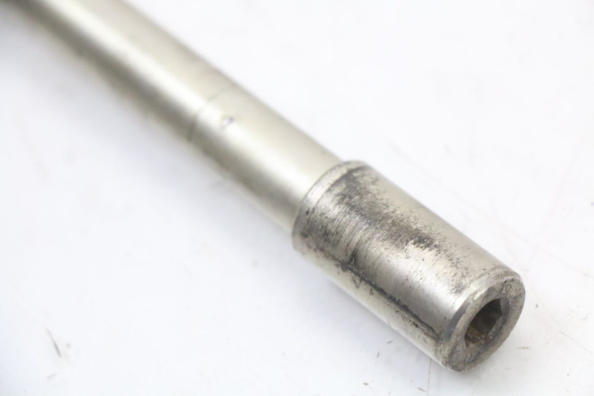 photo de AXE ROUE AVANT PEUGEOT CITYSTAR 50 (2013 - 2017) - Autre angle de vue