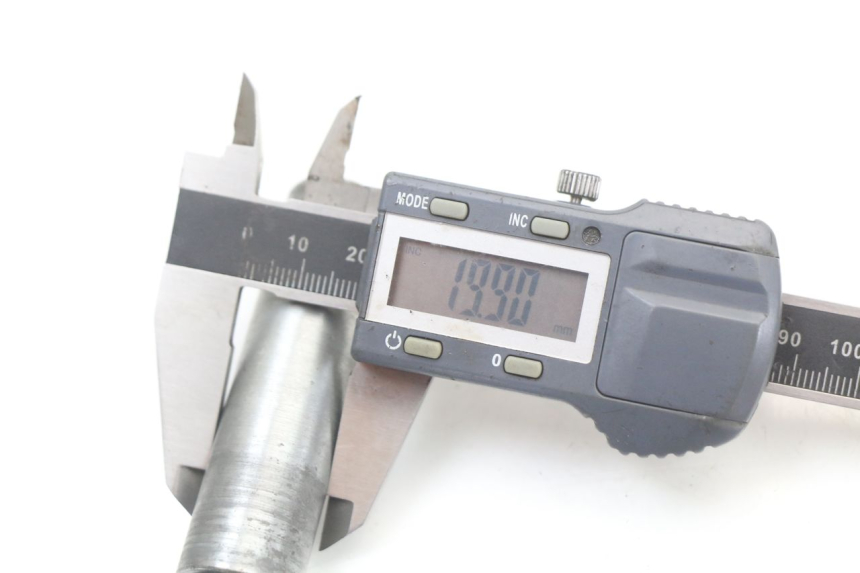 photo de AXE ROUE AVANT APRILIA CLASSIC 125 (1995 - 2001) - Gros plan technique