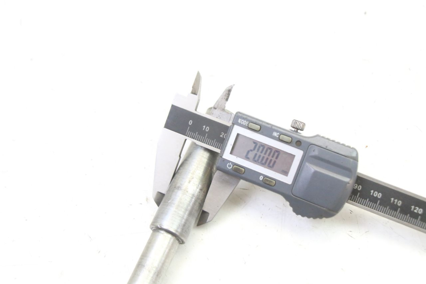 photo de AXE ROUE AVANT APRILIA CLASSIC 125 (1995 - 2001) - Gros plan technique