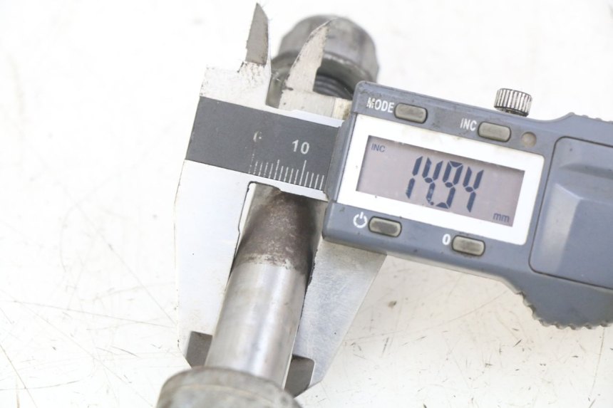 photo de AXE ROUE AVANT HONDA CM 125 (1983 - 2003) - Gros plan technique