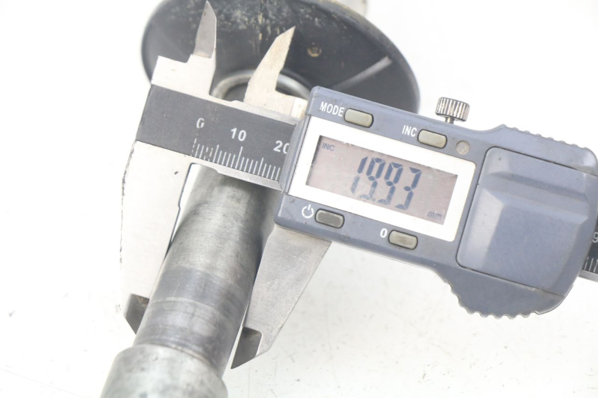 photo de AXE ROUE AVANT HONDA CRF 250 (2013 - 2016) - Autre angle de vue