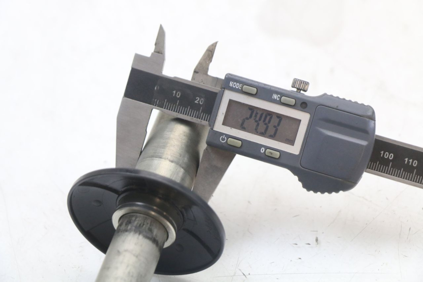 photo de AXE ROUE AVANT HONDA CRF R 250 (2020 - 2021) - Autre angle de vue