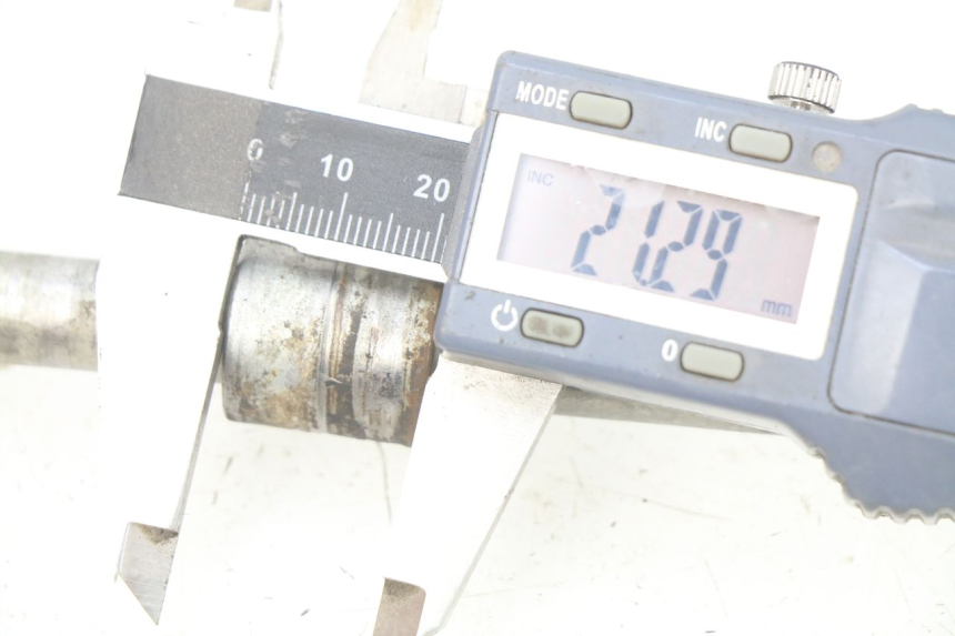 photo de AXE ROUE AVANT LONCIN DIRT BIKE 125 - Gros plan technique