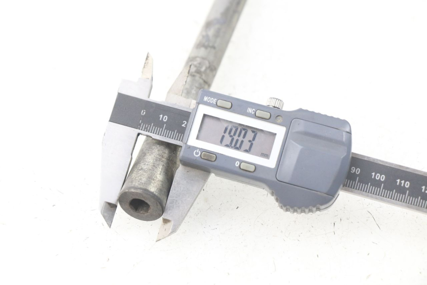 photo de AXE ROUE AVANT PEUGEOT ELYSTAR 125 (2002 - 2007) - Autre angle de vue