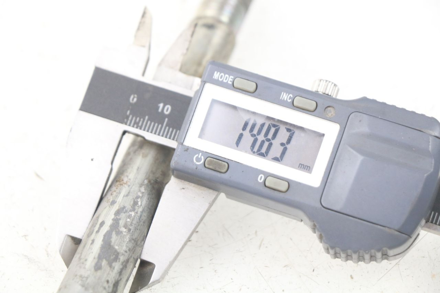 photo de AXE ROUE AVANT PEUGEOT ELYSTAR 125 (2002 - 2007) - Gros plan technique