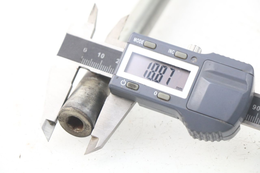 photo de AXE ROUE AVANT PEUGEOT ELYSTAR 50 (2002 - 2014) - Autre angle de vue