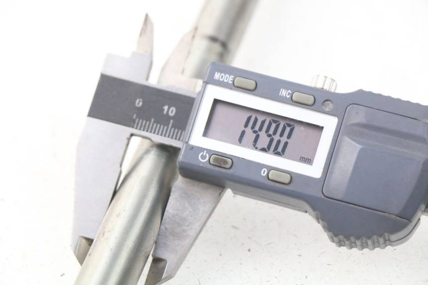 photo de AXE ROUE AVANT PEUGEOT ELYSTAR 50 (2002 - 2014) - Gros plan technique