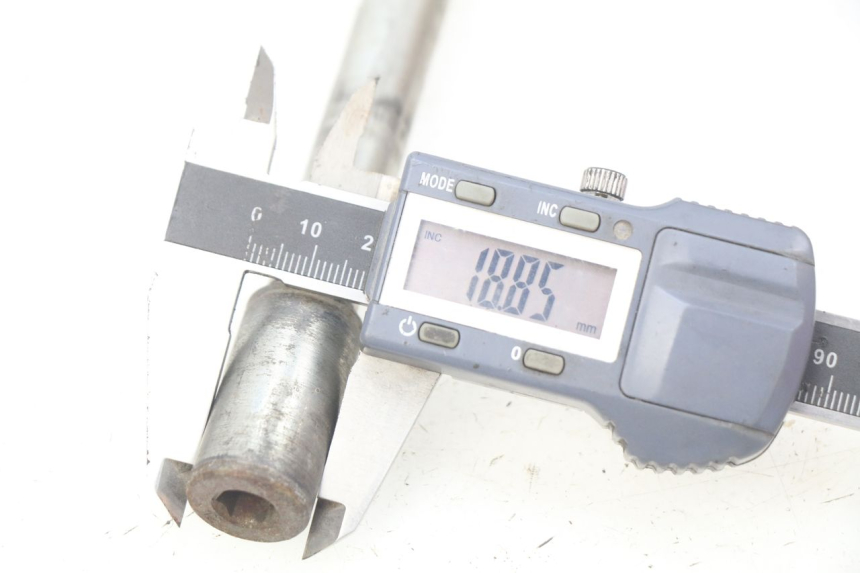 photo de AXE ROUE AVANT PEUGEOT ELYSTAR 50 (2002 - 2014) - Gros plan technique