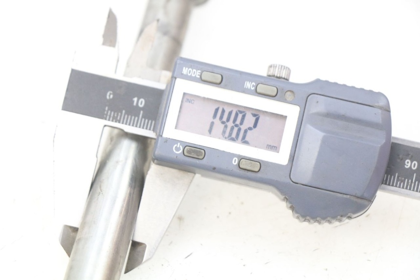 photo de AXE ROUE AVANT PEUGEOT ELYSTAR 50 (2002 - 2014) - Vue d’ensemble