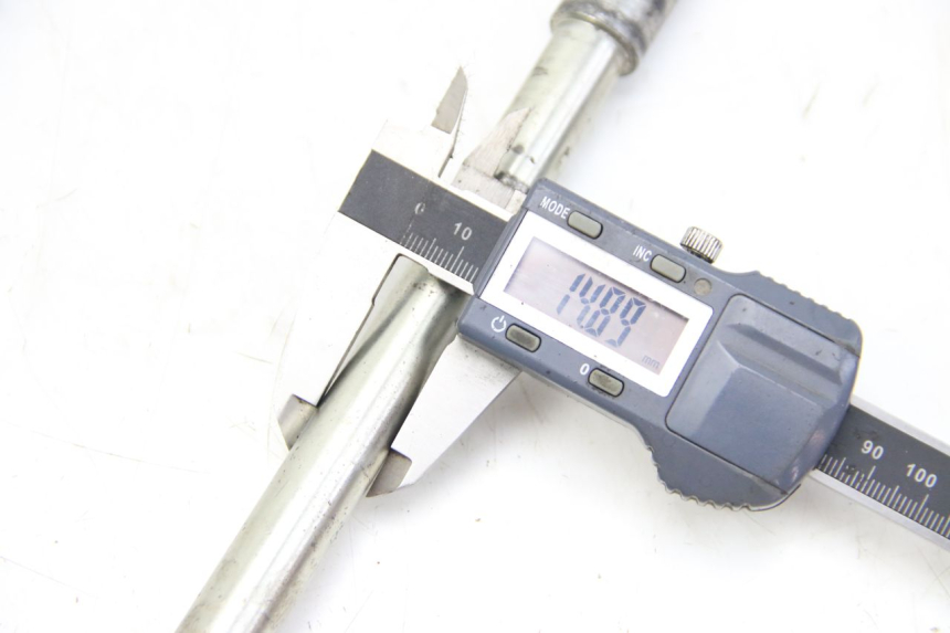 photo de AXE ROUE AVANT PEUGEOT ELYSTAR 50 (2002 - 2014) - Zoom état d’usage