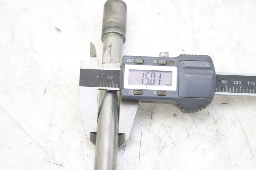 photo de AXE ROUE AVANT PEUGEOT ELYSTAR 50 (2002 - 2014) - Zoom état d’usage