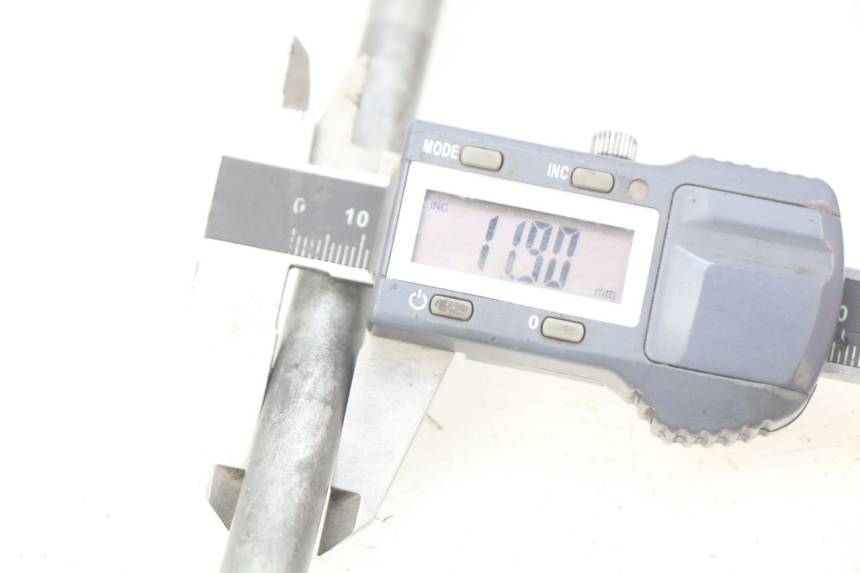 photo de AXE ROUE AVANT HONDA FES PANTHEON 2T 125 (1998 - 2002) - Autre angle de vue