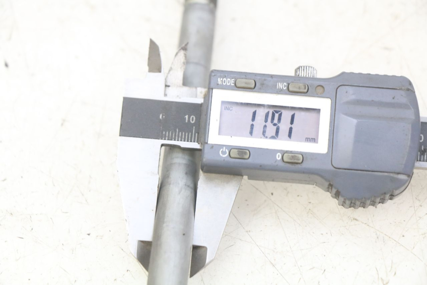 photo de AXE ROUE AVANT HONDA FES PANTHEON 2T 125 (1998 - 2002) - Autre angle de vue