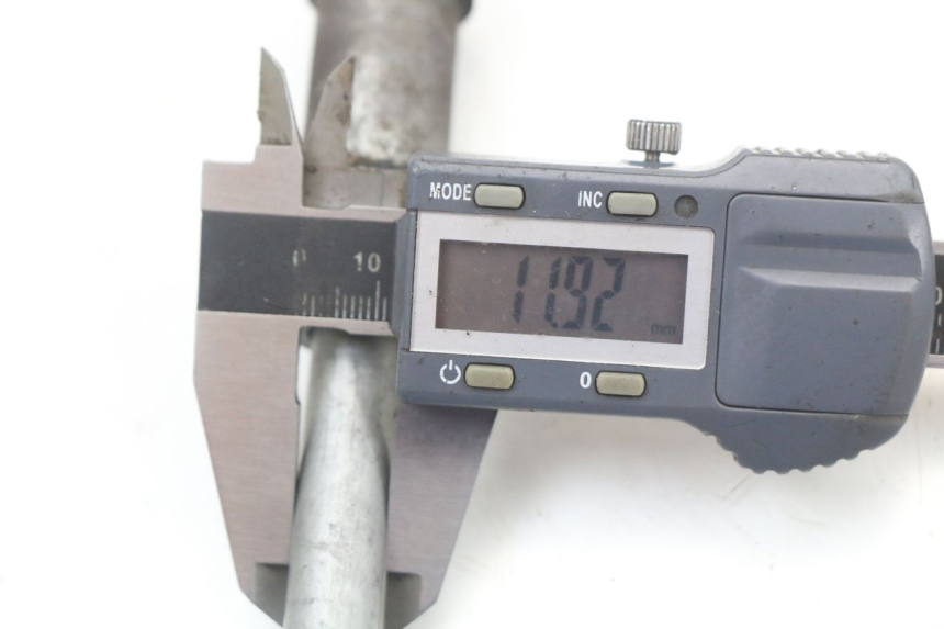 photo de AXE ROUE AVANT HONDA FES PANTHEON 2T 125 (1998 - 2002) - Autre angle de vue